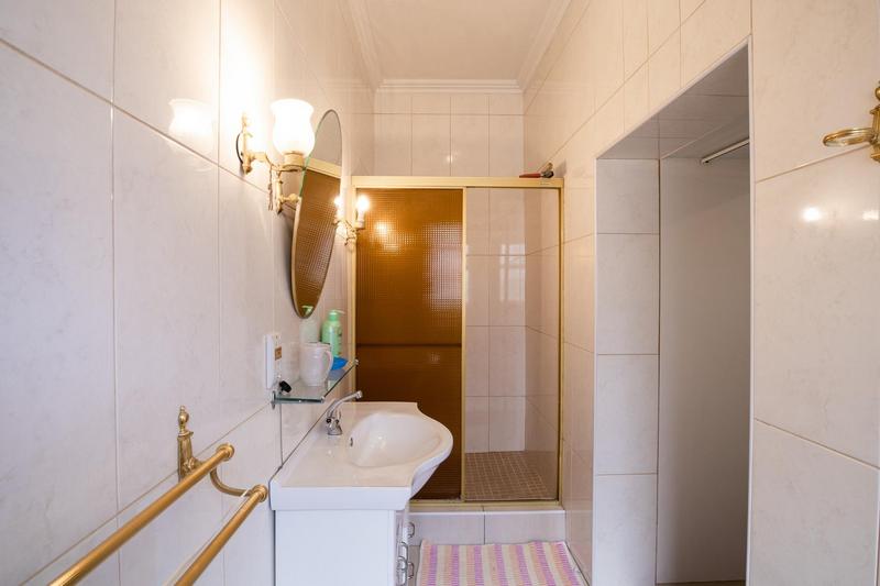 To Let 8 Bedroom Property for Rent in Walmer Estate Western Cape